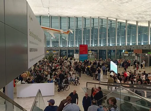 Caos en el aeropuerto de Valencia por la DANA: cancelaciones, largas esperas y pasajeros bloqueados sin información 1 Caos en el aeropuerto de Valencia por la DANA: cancelaciones, largas esperas y pasajeros bloqueados sin información