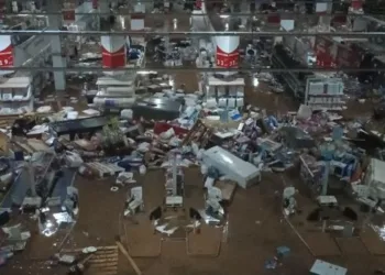 El Centro Comercial Bonaire en Aldaia permanece cerrado tras las inundaciones por la DANA 3 El Centro Comercial Bonaire en Aldaia permanece cerrado tras las inundaciones por la DANA