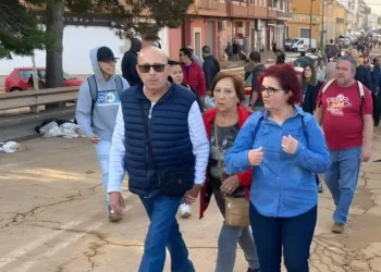 Vecinos de Paiporta recorren kilómetros a pie para conseguir comida y agua tras el desastre de la DANA