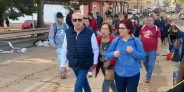 Vecinos de Paiporta recorren kilómetros a pie para conseguir comida y agua tras el desastre de la DANA