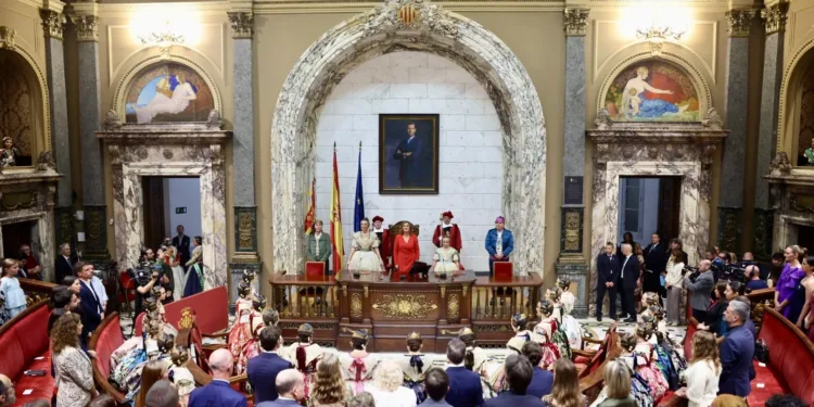 Valencia proclama a sus nuevas Falleras Mayores en el Hemiciclo del Ayuntamiento del Cap i Casal