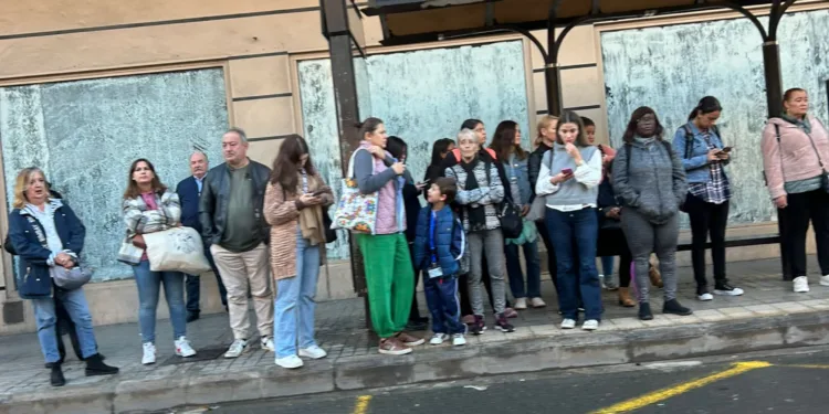 Huelga de la EMT en Valencia: paradas abarrotadas y largos tiempos de espera en una jornada de caos 1 Huelga de autobuses EMT en Valencia: servicios mínimos, horarios y recomendaciones para los usuarios este 28 de octubre