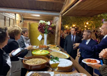 El Conseller de Agricultura, Miguel Barrachina, inaugura la XXVII Feria Utiel Gastronómica con más expositores