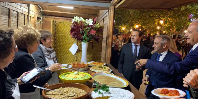 El Conseller de Agricultura, Miguel Barrachina, inaugura la XXVII Feria Utiel Gastronómica con más expositores