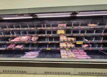 Desabastecimiento en supermercados de Valencia: alimentos y agua escasean tras el paso de la DANA