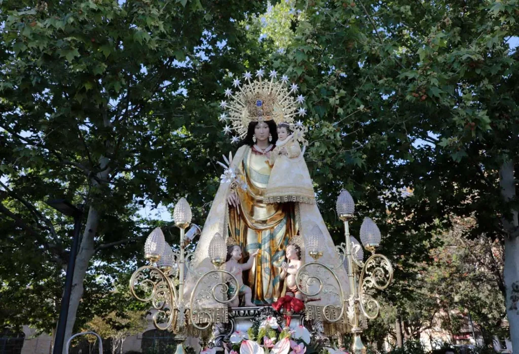 La imagen peregrina de la Virgen de los Desamparados visita desde este jueves y hasta el domingo la localidad de Mislata