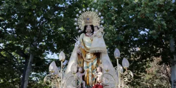 La imagen peregrina de la Virgen de los Desamparados visita desde este jueves y hasta el domingo la localidad de Mislata