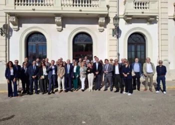 Empresarios y políticos conquenses abogan en el puerto de Valencia por recuperar el tren Valencia-Cuenca para luchar contra la despoblación y generar riqueza