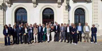 Empresarios y políticos conquenses abogan en el puerto de Valencia por recuperar el tren Valencia-Cuenca para luchar contra la despoblación y generar riqueza