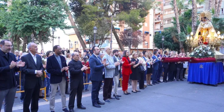 La imagen Peregrina de la Virgen de los Desamparados llena Manises de fieles y seguidores
