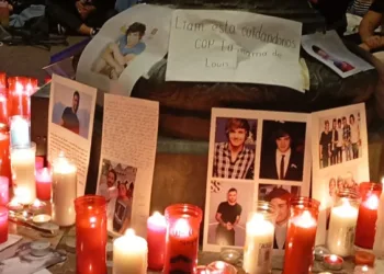Emotivo homenaje en Valencia: los fans despiden a Liam Payne en la plaza del Ayuntamiento