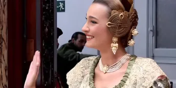 El Saludo de las Falleras Mayores: Un Gesto de Tradición que Traspasa Generaciones