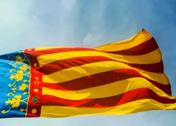 La Real Señera: El Estandarte que Nunca se Inclina