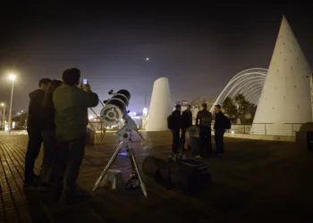 La Ciutat de les Arts i les Ciències organiza una observación con telescopios de la Luna y Saturno