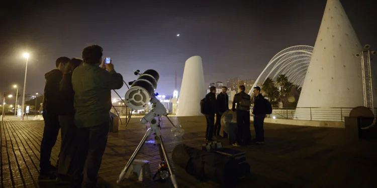La Ciutat de les Arts i les Ciències organiza una observación con telescopios de la Luna y Saturno