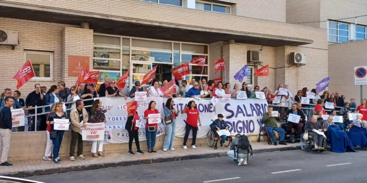 CCOO reclama a las puertas de las residencias y centros de día de gestiones integrales sus licitaciones