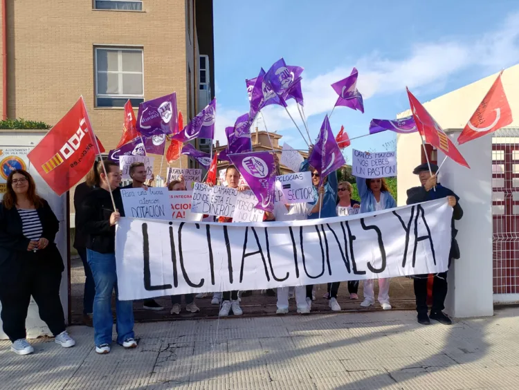 CCOO reclama a las puertas de las residencias y centros de día de gestiones integrales sus licitaciones