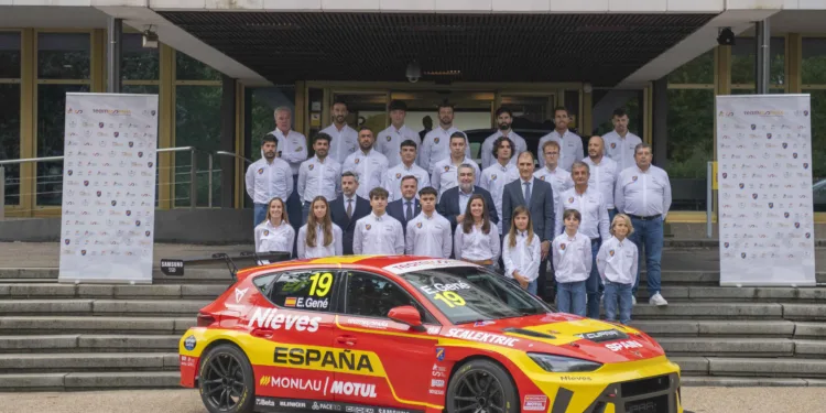 La selección española de automovilismo ha sido recibida por el CSD
