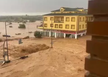 Hasta un tornado. La UME se dirige a rescatar Requena y Utiel que están incomunicadas e inundadas
