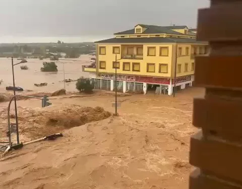 Hasta un tornado. La UME se dirige a rescatar Requena y Utiel que están incomunicadas e inundadas 1 Hasta un tornado. La UME se dirige a rescatar Requena y Utiel que están incomunicadas e inundadas