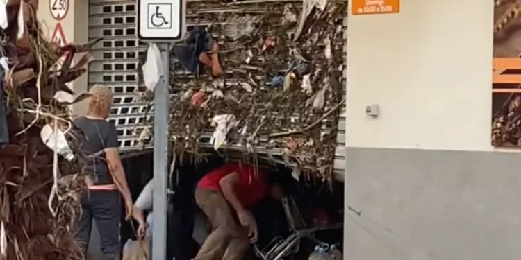 Valencia se enfrenta caos, robos y saqueos tras la DANA: ¿justificación por necesidad o falta de control? 1 Valencia se enfrenta caos, robos y saqueos tras la DANA: ¿justificación por necesidad o falta de control?