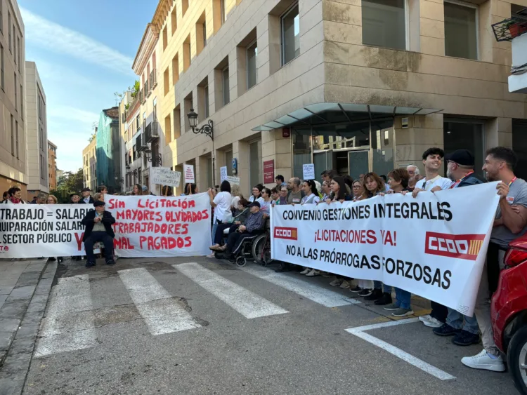 CCOO reclama a las puertas de las residencias y centros de día de gestiones integrales sus licitaciones