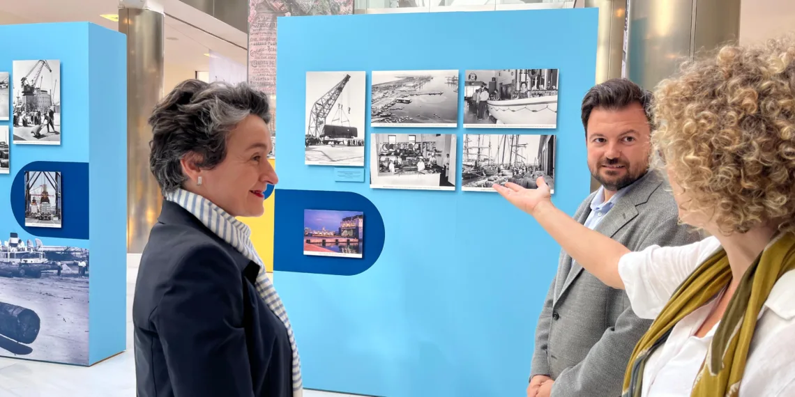 La presidenta del puerto de Valencia y el director general de Puertos de la Generalitat visitan la exposición Viure al Port