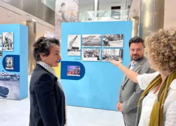La presidenta del puerto de Valencia y el director general de Puertos de la Generalitat visitan la exposición Viure al Port