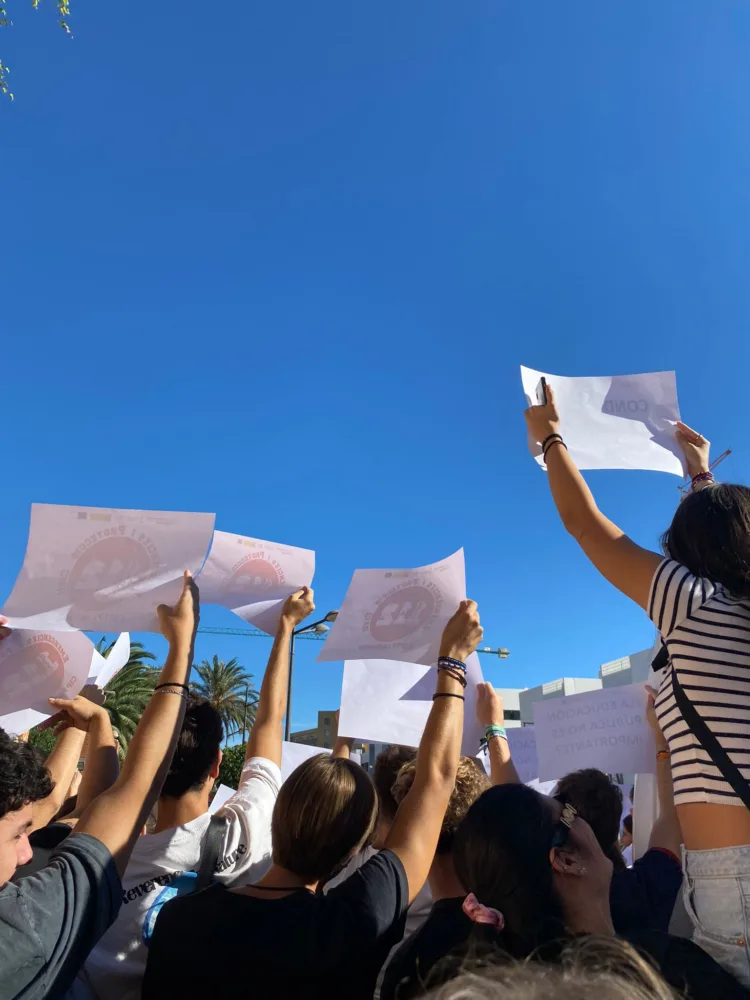Un centenar de alumnos de FP de Artista Fallero y de Emergencias se concentran ante Educación para pedir profesores