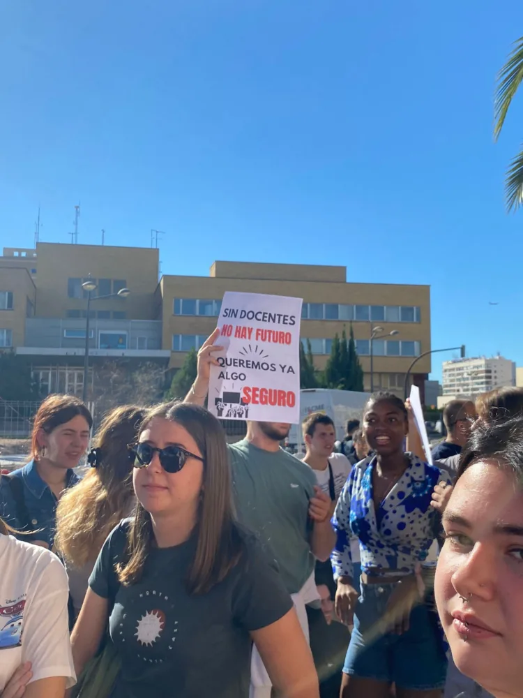 Un centenar de alumnos de FP de Artista Fallero y de Emergencias se concentran ante Educación para pedir profesores