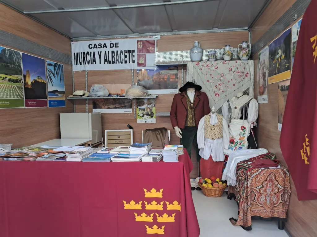 La Feria de las Regiones muestra la cultura de las regiones de España en los Jardines del Palau de la Musica 4 WhatsApp Image 2024 10 05 at 12.55.49