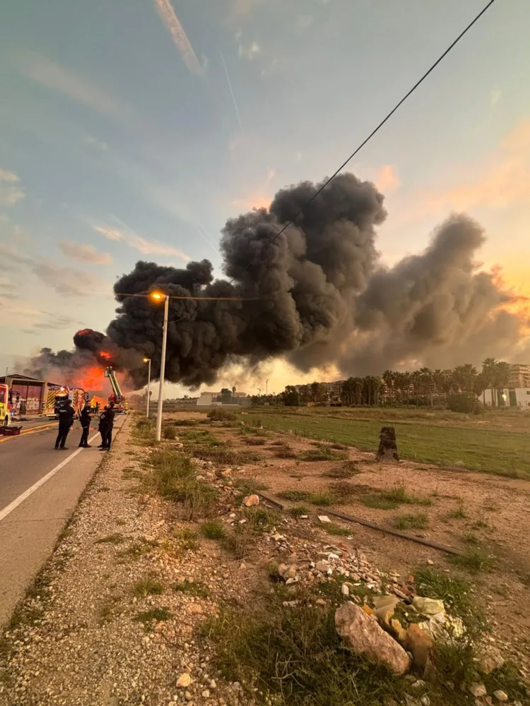 Confinados los vecinos de la Malvarrosa y Patacona por un incendio de una nave en la zona de Vera