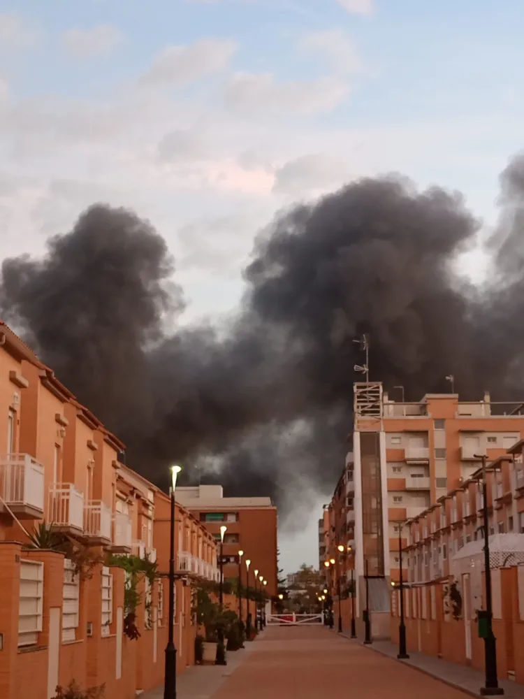 Confinados los vecinos de la Malvarrosa y Patacona por un incendio de una nave en la zona de Vera