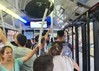 Huelga de transporte con servicios mínimos y vehículos y trenes a reventar