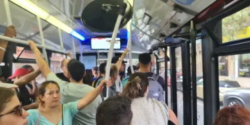 Huelga de transporte con servicios mínimos y vehículos y trenes a reventar