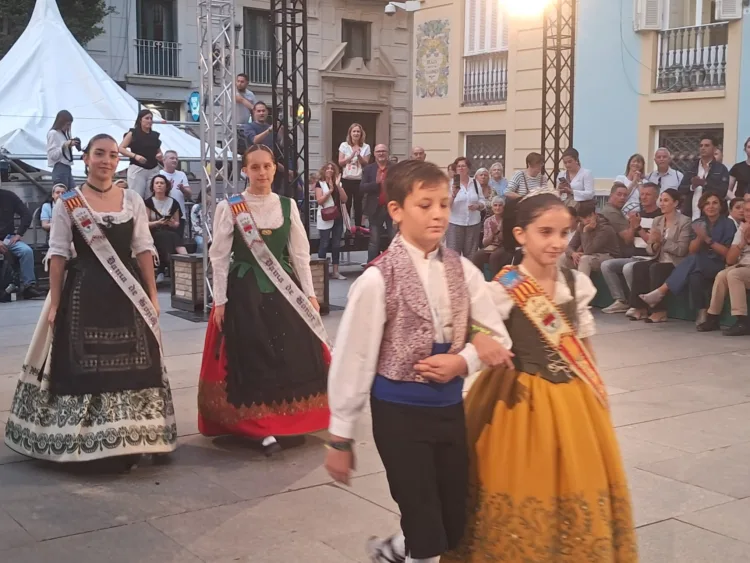 Las comarcas de Valencia toman el Cap i Casal con música y danza en el Passacarrer de la Diputación