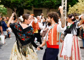 Las comarcas de Valencia toman el Cap i Casal con música y danza en el Passacarrer de la Diputación