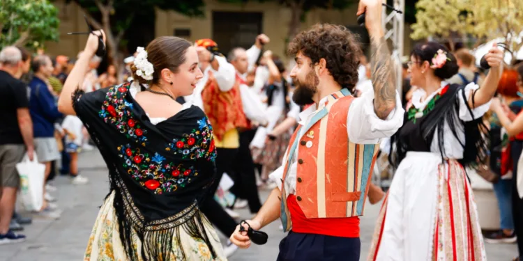 Las comarcas de Valencia toman el Cap i Casal con música y danza en el Passacarrer de la Diputación 1 Las comarcas de Valencia toman el Cap i Casal con música y danza en el Passacarrer de la Diputación