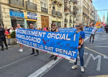 L'atra processó cívica del 9 d'Octubre darrere del "cortejo oficial", la del Poble