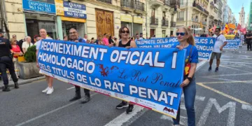 L'atra processó cívica del 9 d'Octubre darrere del "cortejo oficial", la del Poble