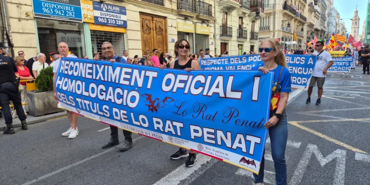 L'atra processó cívica del 9 d'Octubre darrere del "cortejo oficial", la del Poble