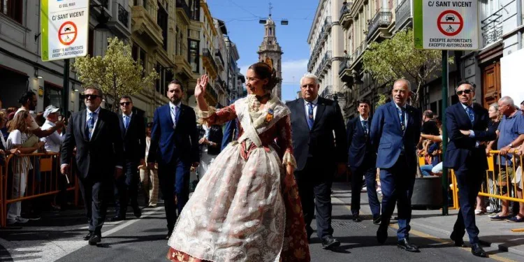 Lo Rat Penat celebra el 9 d'Octubre recordant a Ausias March i Francesc de Vinatea 1 Lo Rat Penat celebra el 9 d'Octubre recordant a Ausias March i Francesc de Vinatea.