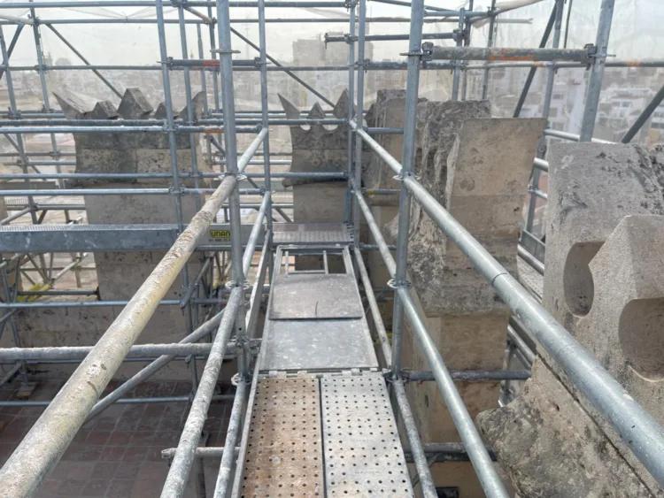 Los trabajos de restauración de veinte almenas de la torre de la Lonja avanzan a buen ritmo