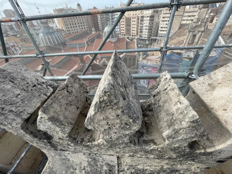 Los trabajos de restauración de veinte almenas de la torre de la Lonja avanzan a buen ritmo