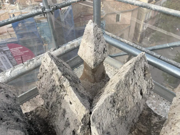 Los trabajos de restauración de veinte almenas de la torre de la Lonja avanzan a buen ritmo