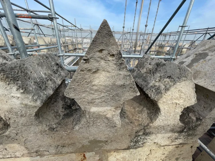 Los trabajos de restauración de veinte almenas de la torre de la Lonja avanzan a buen ritmo