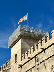 Los trabajos de restauración de veinte almenas de la torre de la Lonja avanzan a buen ritmo