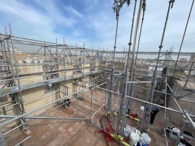 Los trabajos de restauración de veinte almenas de la torre de la Lonja avanzan a buen ritmo