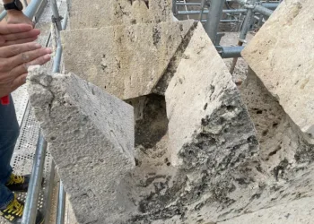 Los trabajos de restauración de veinte almenas de la torre de la Lonja avanzan a buen ritmo