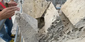 Los trabajos de restauración de veinte almenas de la torre de la Lonja avanzan a buen ritmo